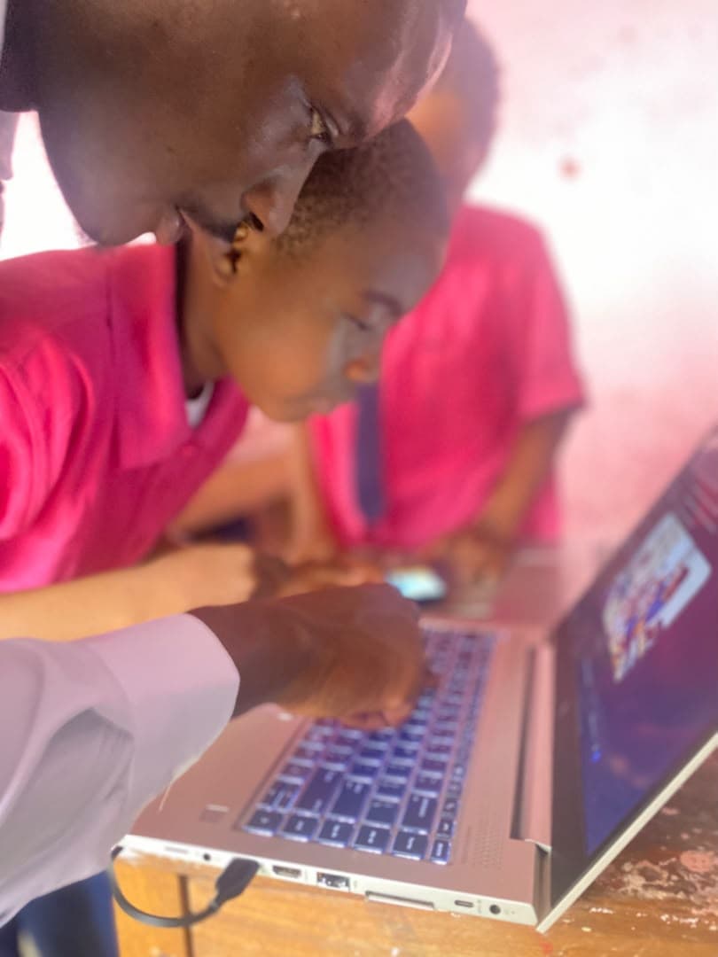 Apprenants découvrant les outils numériques pendant un atelier NAYGAL Academy