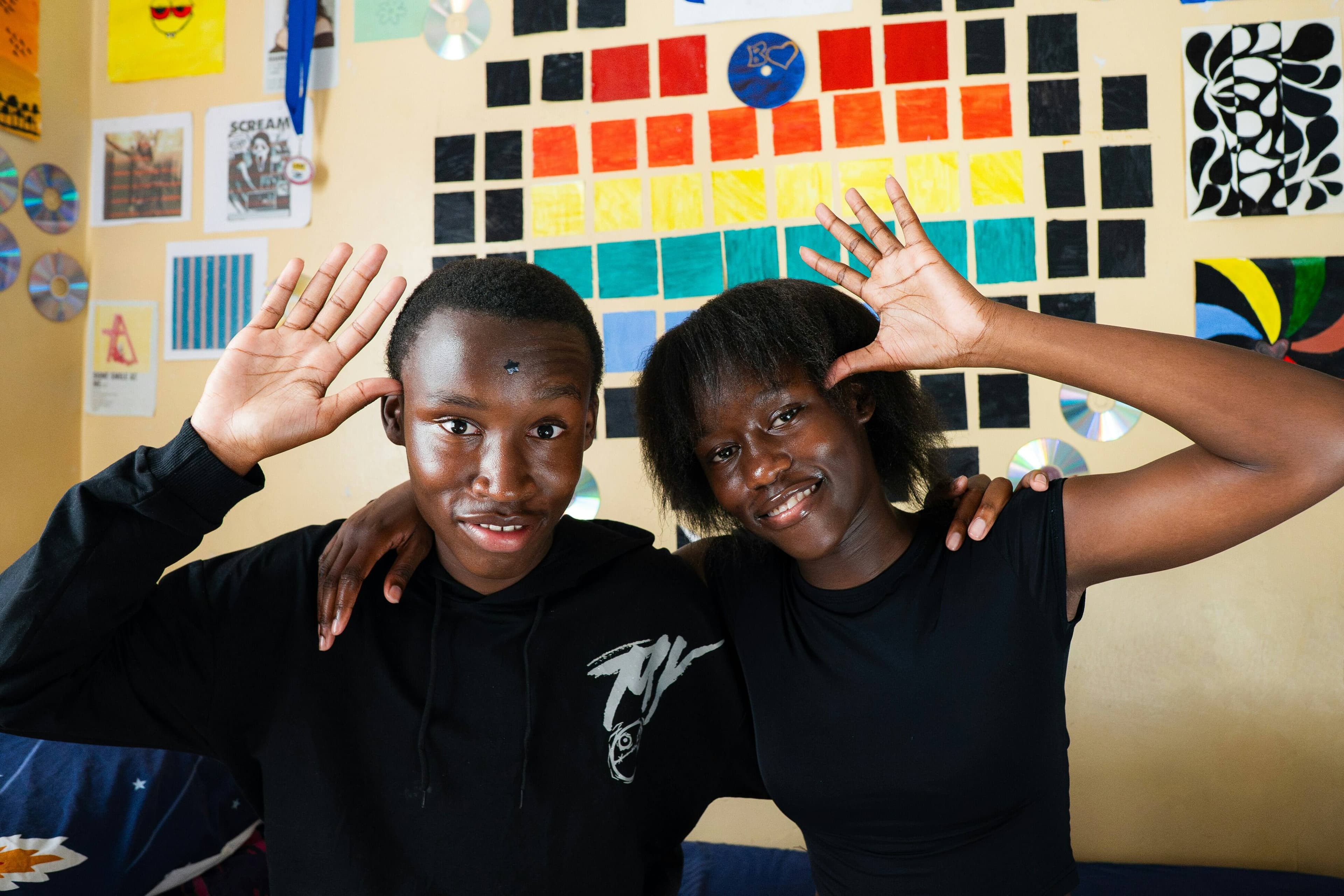 Jeunes africains apprenant et travaillant ensemble